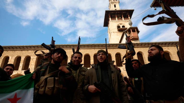 Un grupo de soldados rebeldes celebran en Damasco su victoria y la huida de Bashar Al Asad. foto: 06 Firma Foto