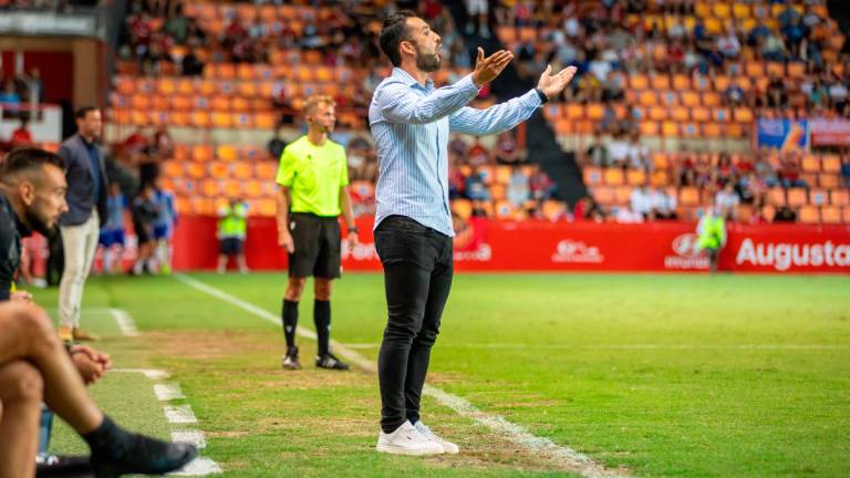 Dani Vidal dando instrucciones en la banda del Nou Estadi. Foto: Marc Bocsh