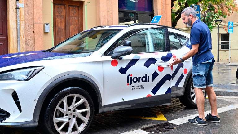 Uno de los coches de la autoescola Jordi, en la calle Ample, esta semana. foto: alfredo gonzález