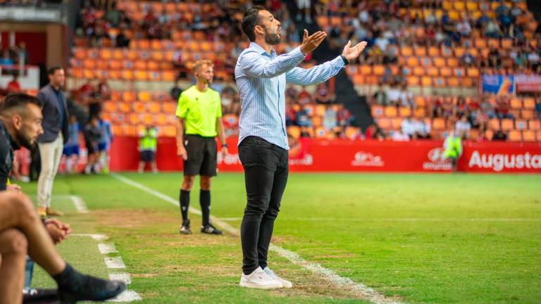 Dani Vidal, entrenador del Nàstic, gesticula durante el duelo frente al Tarazona.FOTO: marc bosch