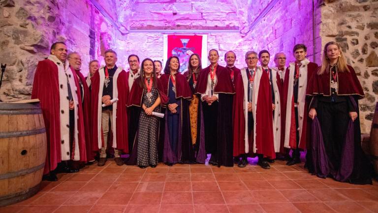 Imatge de família dels nous membres del Serenísimo Capítulo del Vino i membres de la junta. foto: Marc Bosch