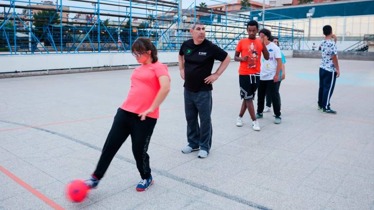 Un grupo de deportistas del Club Esportiu Alba ensayaban esta tarde sus habilidades con el balón. Foto: Alba Mariné