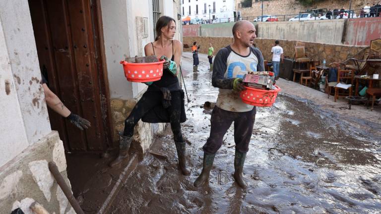 Vecinos desescombran y limpian sus casas arrasadas por la DANA este viernes en Letur, Albacete. Foto: EFE