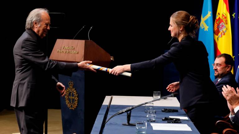 Joan Manel Serrat recibiendo el premio de manos de la princesa de Asturias. Foto: EFE