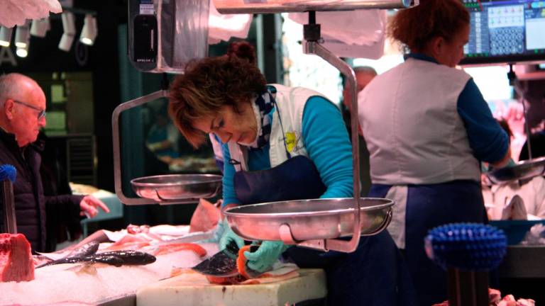 Una pescadera del Mercado de Tarragona trabajando durante la huelga de pescadores. Foto: ACN