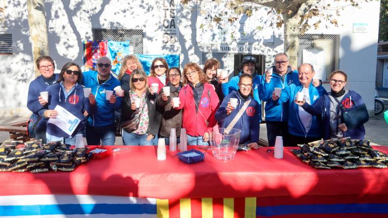 $!Las peñas del Barça y del Espanyol de Cambrils se han unido de nuevo para celebrar el tradicional vermut solidario. Foto; Alba Mariné