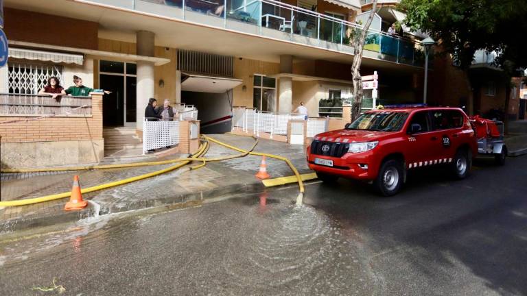 Bombers de la Generalitat achicando agua de un aparcamiento en l’Arrabassada. Foto: Marc Bosch