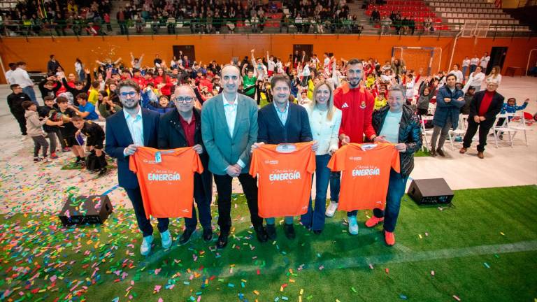 Las autoridades y responsables, durante el acto de entrega del equipamiento deportivo Foto: Marc Bosch