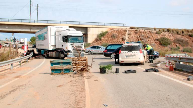 La Guardia Civil corta uno de los accesos a una de las urbanizaciones de Chiva. Foto: ACN