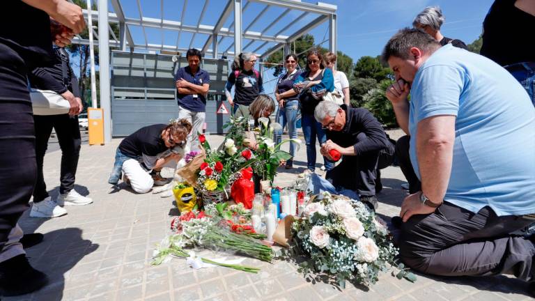 Uno de los homenajes realizados a las puertas de Mas d’Enric en honor a Núria López, la cocinera asesinada por un interno el 13 de marzo. Foto: Marc Bosch