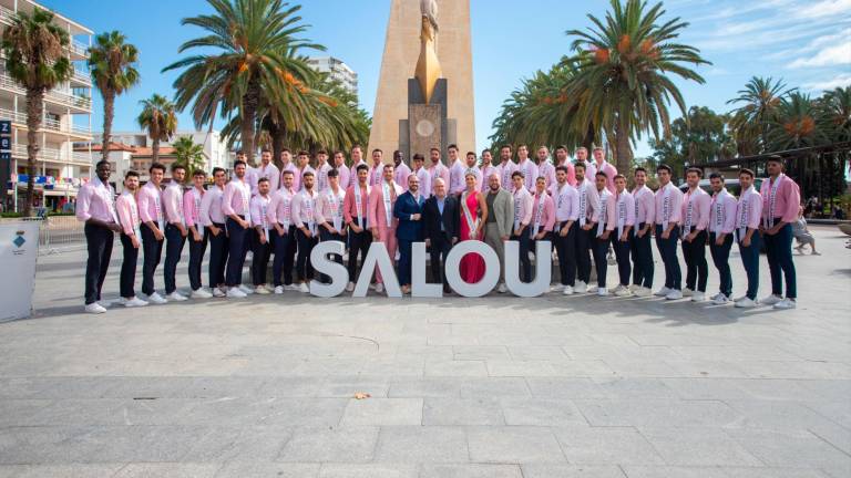 Los 52 aspirante recibieron su banda de manos del alcalde, frente al monumento a Jaume I. Foto: Marc Bosch