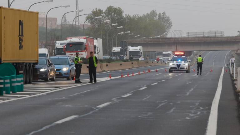 Agentes de la Guardia Civil mantienen cortados los carriles de la V-30 mas cercanos al nuevo cauce del Turia durante la mañana de este miércoles en la que la red principal de carreteras de Valencia continúa cortada en varios puntos de la A-3 y la A-7, la autovía de Torrent CV-36, la V-30 y la V-31 por los efectos de la dana que ha asolado la provincia de Valencia, según informa el Centro de Gestión de Tráfico. Foto: EFE