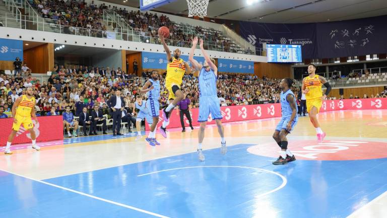 Kevin Punter entra a canasta bajo la oposición del Morabanc Andorra. foto: àngel ullate