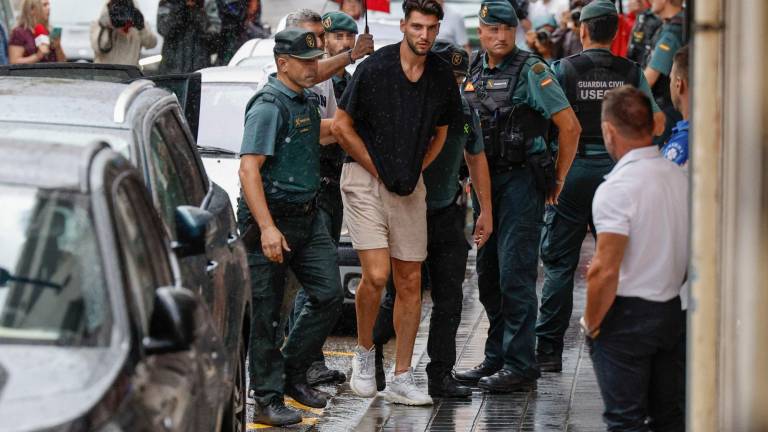 El futbolista Rafa Mir (c) llegóa escoltado por la Guardia Civil al juzgado n. 8 de Llíria (Valencia) tras pasar dos días en el calabozo. Foto: EFE/Kai Försterling