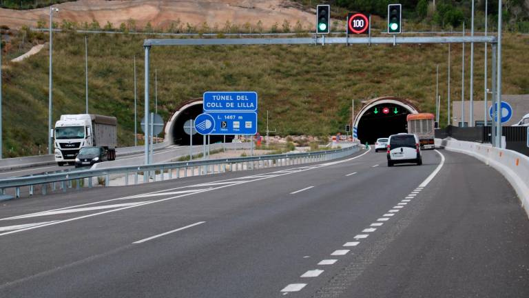 Dos vehículos y dos camiones circulando por el túnel de coll de Lilla. Foto: ACN