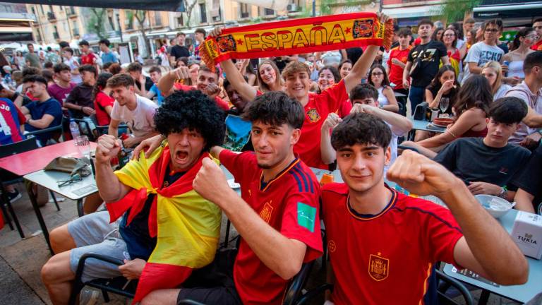 Con el tanto de Olmo los aficionados españoles irradiaban alegría. Foto: Marc Bosch