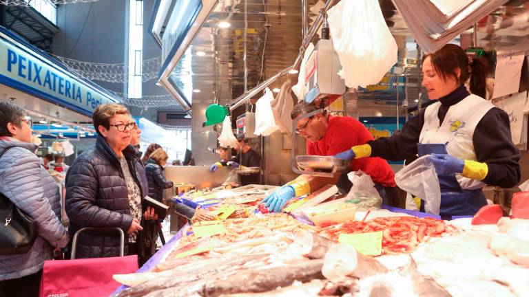 Clientes en las pescaderías del Mercat Central de Tarragona. Foto: Alfredo González