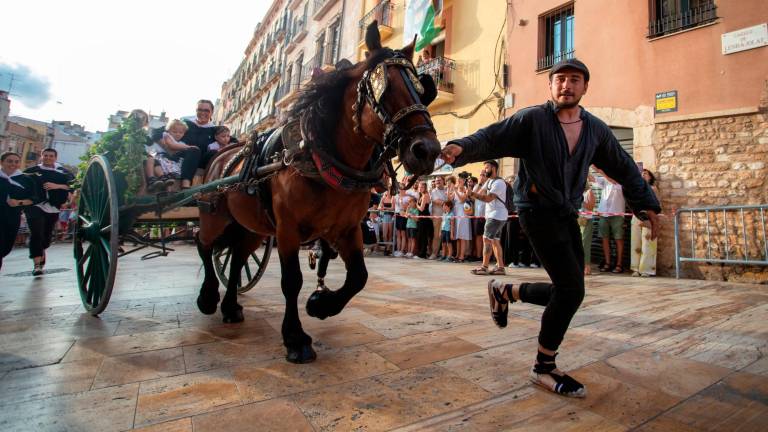 Los carruajes, caballos y portants recorrieron las calles de la Part Alta. foto: marc bosch