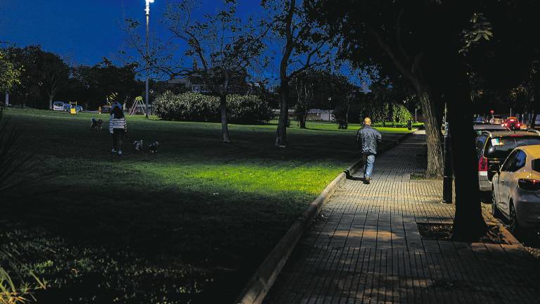 El carrer de Martí i Folguera de Reus, rere l’edifici del Carrefour, és una zona «poc il·luminada» per al veïnat de Xalets Quintana. Foto: A. Mariné