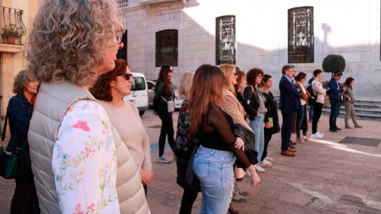 Personal del Ayuntamiento de Tarragona ha realizado una parada de diez minutos en apoyo a las víctimas de la DANA en la Comunidad Valenciana. Foto: ACN