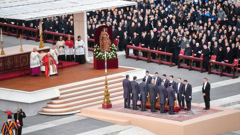 No se vivieron las aglomeraciones de otros funerales pontificios. Foto: EFE