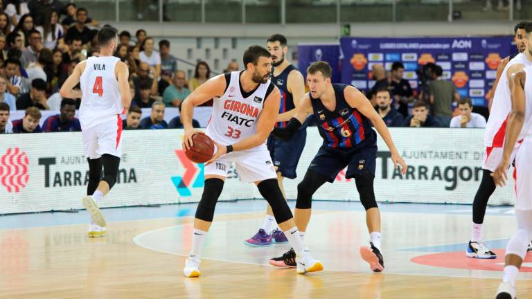 Marc Gasol ante Jan Vesely en la Lliga Catalana disputada en el Palau hace dos años. Foto: Àngel Ullate