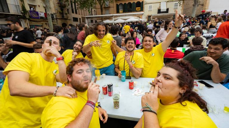 La Plaça del Rei ayer, concurrida como cada año para celebrar este clásico evento. Foto: Àngel Illate