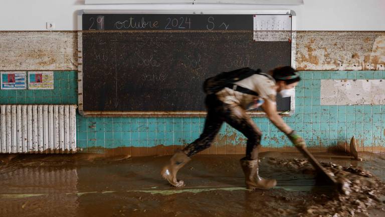 Una mujer trabaja en las labores de limpieza del lodo en un colegio de Sedaví, Valencia, el 4 de noviembre de 2024. Foto: EFE