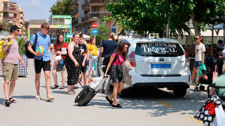 El pico de actividad para los taxistas de Salou se produce en los meses de verano, con todos los hoteles a pleno rendimiento. Foto: Alba Mariné