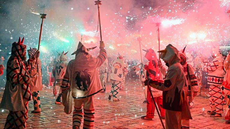 Els diables, a la plaça, a l’inici de l’acte, que ha hagut d’esperar l’arribada dels Bombers i ha arrencat passades les 22 hores. Foto: Alfredo González