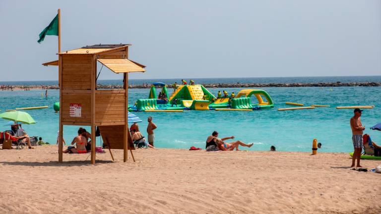 La playa del Arenal de L’Hospitalet de l’Infant, este jueves al mediodía. Foto: Marc Bosch