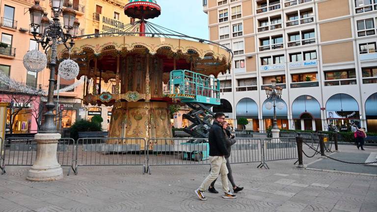 $!El carrusel de dues plantes de la plaça Prim ja es va començar a desmuntar ahir. FOTO: Alfredo González