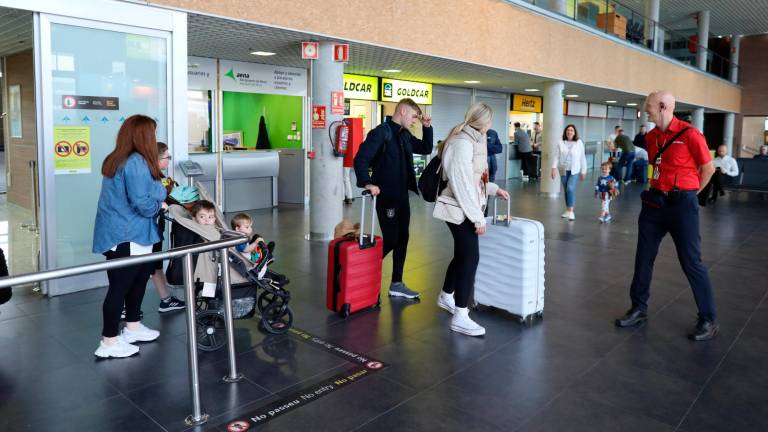 Un grupo de pasajeros en la zona de llegadas, en los últimos compases de esta temporada turística. Foto: Alba Mariné