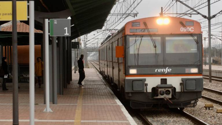 $!Los trenes de Tarragona al sur, cortados por las lluvias intensas en el Ebre. Foto: Joan Revillas