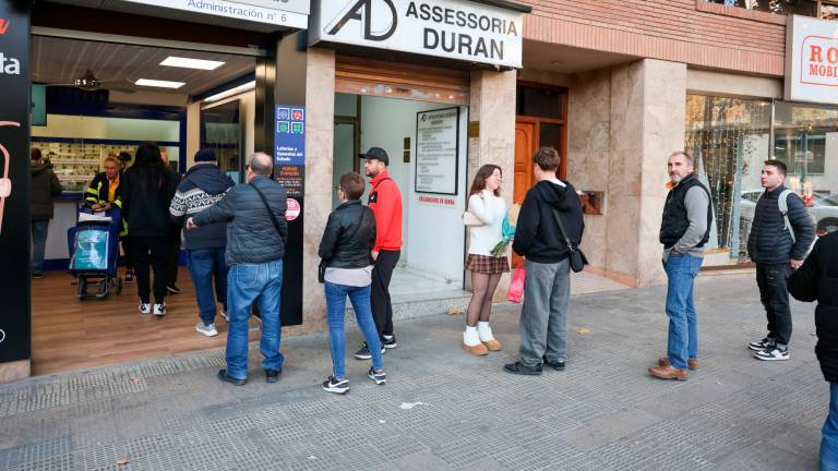 Cues, ahir, a l’administració de loteria La Pastoreta de Reus. foto: Alba Mariné