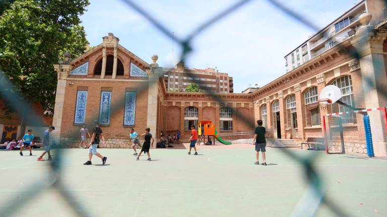 Escolars al pati d’un dels centres de la ciutat, en una imatge d’arxiu. Foto: Alba Mariné