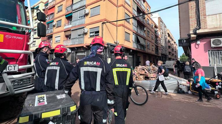 Los equipos de rescate ERICAM enviados por la Comunidad de Madrid, trabajando en Benetússer. Foto: EFE