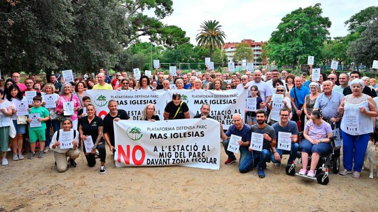 Más de 200 personas se reunieron ayer en el Parc de Mas Iglesias para firmar y unirse a la causa, para ‘salvar’ el parque. Foto: Alfredo González