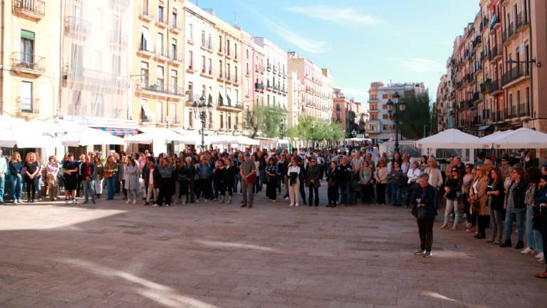 Según los sindicatos, unas 150 personas han participado en la parada de diez minutos en apoyo a los afectados por la DANA en la Comunidad Valenciana. Foto: ACN