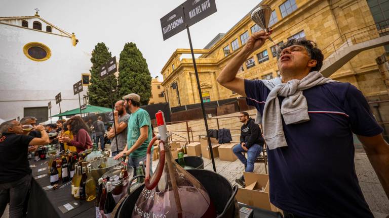 Con un embudo como el de la imagen era tradición ir a los cellers de la Part Alta a probar el vino joven. Foto: Àngel Ullate