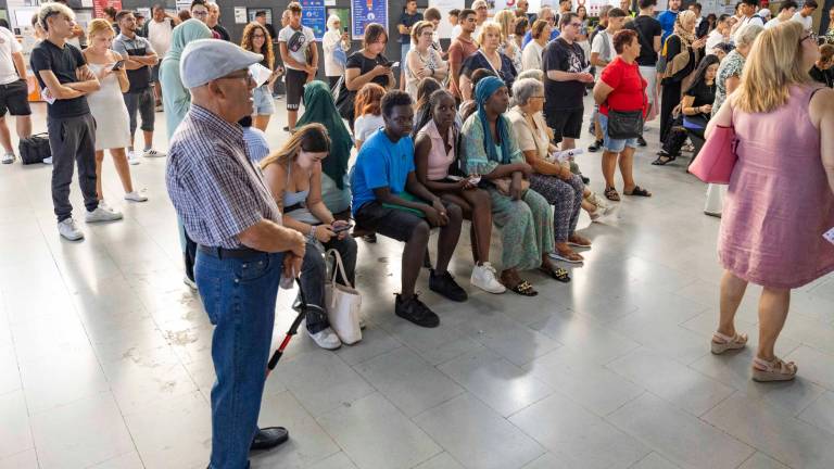 Imagen de las colas en la estación de autobuses de Tarragona. Foto: Àngel Ullate