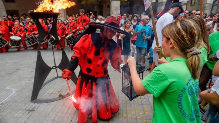 L’arribada de la Flama del Canigó a Valls, amb l’encesa de la graella a la plaça del Blat amb el Ball de Diables de Valls. Foto: Diari de Tarragona