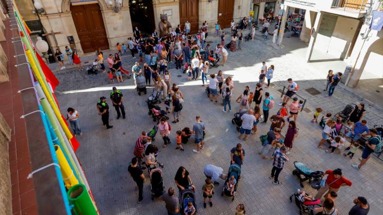 La plaça del Blat va rebre visitants durant tota la tarda per fer l’entrega del xumet a l’Ós. Foto: Marc Bosch