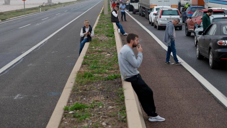 Miles de personas siguen atrapadas en diferentes puntos de la A-3 y la A-7. Foto: EFE