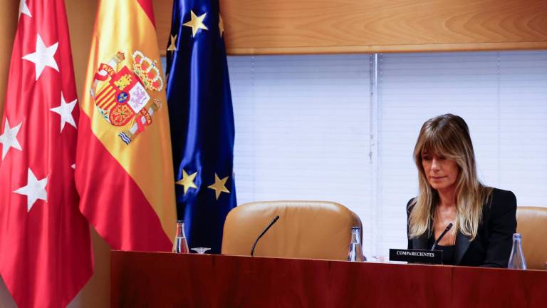 Begoña Gómez, esposa del presidente del gobierno Pedro Sánchez, comparece en la primera sesión de la comisión de investigación impulsada por el PP para dilucidar si tuvo «tratos de favor» por la Universidad Complutense para la creación de su cátedra, este miércoles en la Asamblea de Madrid. Foto: EFE