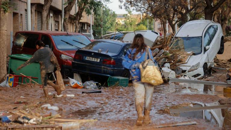 Vista de una calle afectada en Paiporta (Valencia), tras las fuertes lluvias causadas por la DANA. Foto: EFE