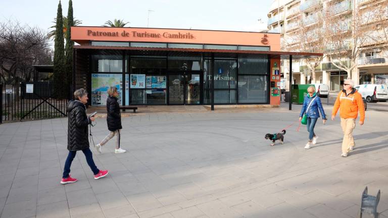 El edificio del Patronat de Turisme de Cambrils contará con cerca de 60 placas solares. foto: alba mariné