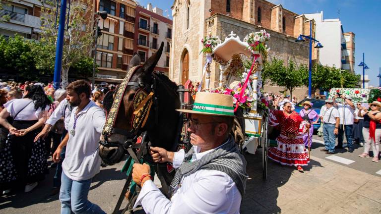 La Romería es para los andaluces que residen en Tarragona una manera de acercarse a su tierra y a sus raíces. Enla imagen, los rocieros ayer en la iglesia de Sant Pere de El Serrallo FOTO: ángel ullate