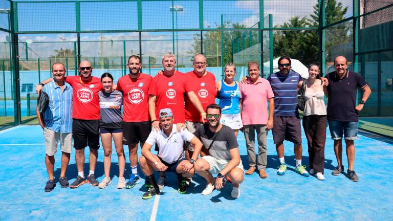 Participantes y organizadores tras un partido de pádel. foto: Alba Mariné