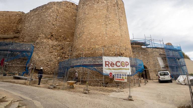 Bastides i treballs en marxa al castell de Móra d’Ebre, ahir al matí. Foto: J. Revillas